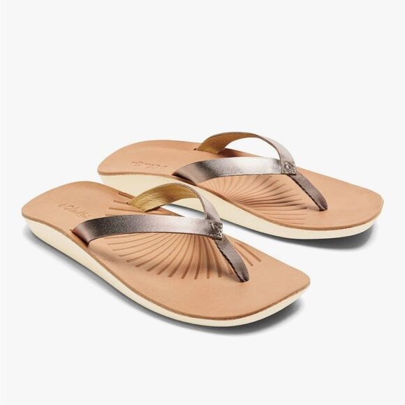 Olukai IWI Womens Size 7 Silver Golden Sand Thong Flip Flop Sandals NWT - Picture 1 of 12